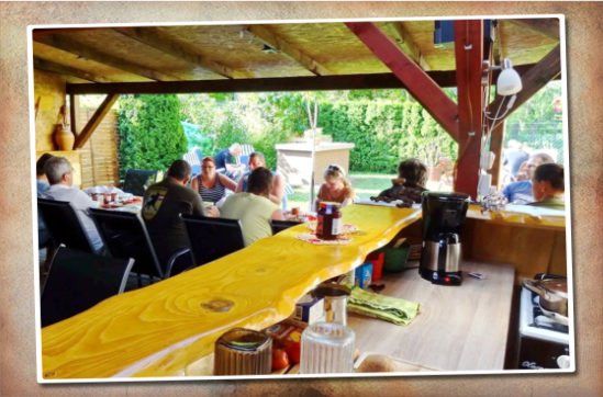 Virágos kert pavilonnal és bográcsozóval