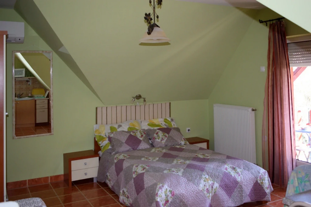 Kertre néző, csendes kétfős apartman