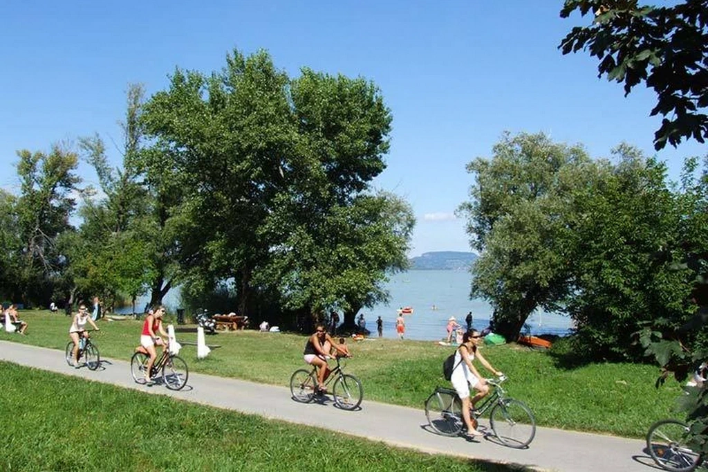 Családi kerékpározás a Balaton körül