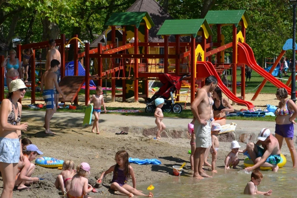Családbarát balatoni partszakasz játszótérrel